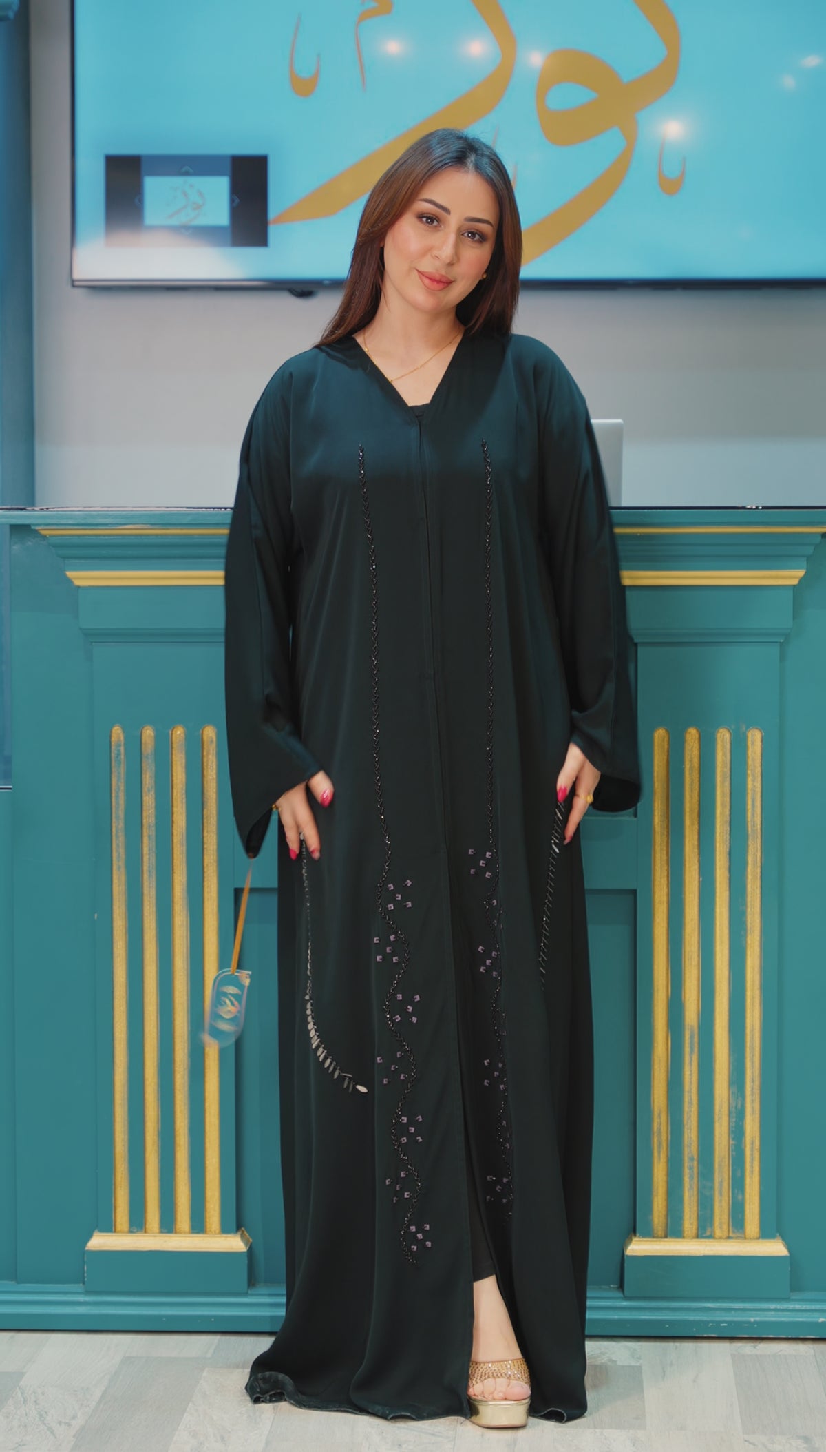 عباية اماراتية فاخرة مزينة بستراس - ASTKNAN