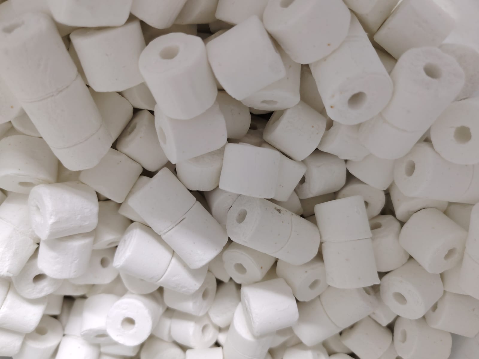 ميديا بيضاء عالية المسام